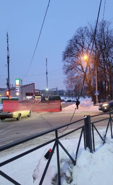 На перекрёстке у Ашана на Митрофанова повалены провода, не работают..