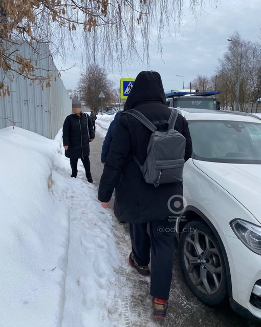 На улице Транспортная новые автомобили уже паркуют не только на дороге, но и на тротуарах и пешеходных..