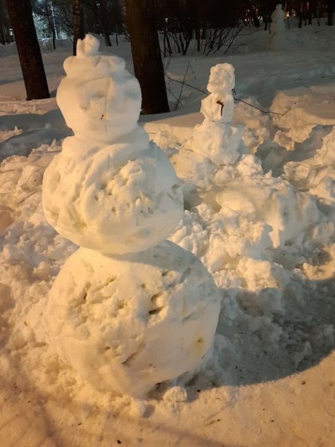 ВРЕМЯ СНЕГОВИКОВ
На проспекте..