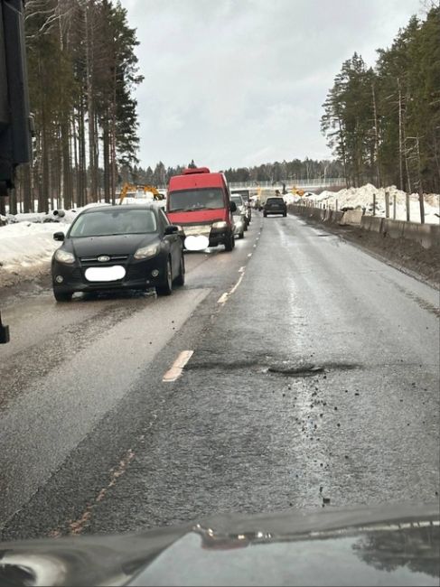 За что это все жителям Пирогово? Вы в администрации осатанели совсем ? Грузовики выходят на встречную полосу..