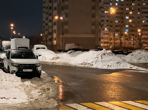 Пора вывозить снег! 
Микрорайон Авиаторов не вычищен от снега, все основные проезжие части в снегу...