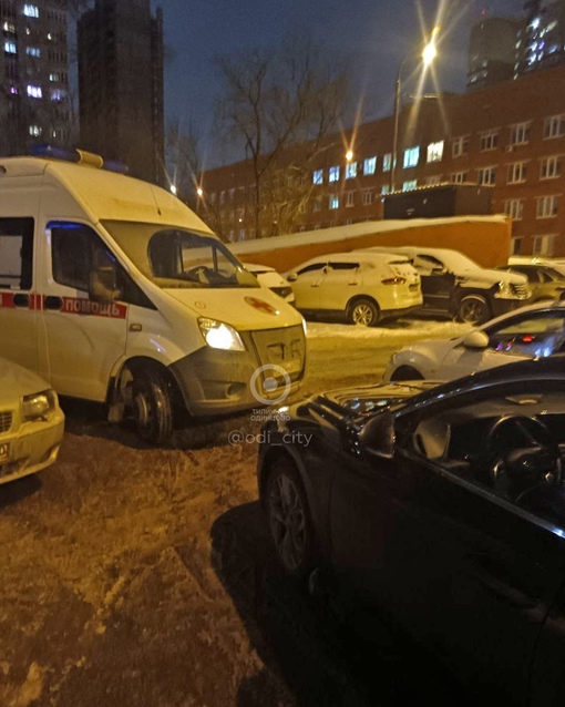 В 2 микрорайоне автомобиль "скорой помощи" не смог подъехать к дому из-за припаркованной посреди дороги..