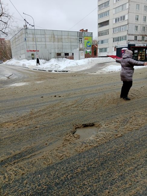 Вниманию автомобилистов! На проспекте Ленина посреди перекрёстка на дороге, между домами №4 и №9,..