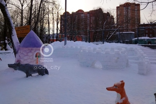 Жители поселка БЗРИ в Одинцово решили проблему уборки снега в своем дворе путем создания крепости с..