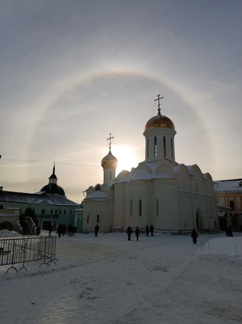 Солнечное гало сейчас можно было наблюдать в Сергиевом Посаде  Фотографии..