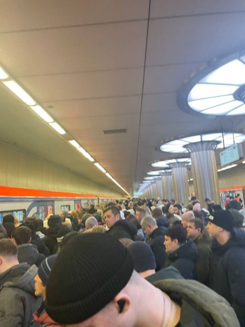 🚇Фиолетовая ветка метро в Москве встала.  Второе утро подряд на юго-восточном участке..