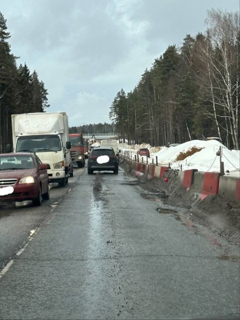 За что это все жителям Пирогово? Вы в администрации осатанели совсем ? Грузовики выходят на встречную полосу..