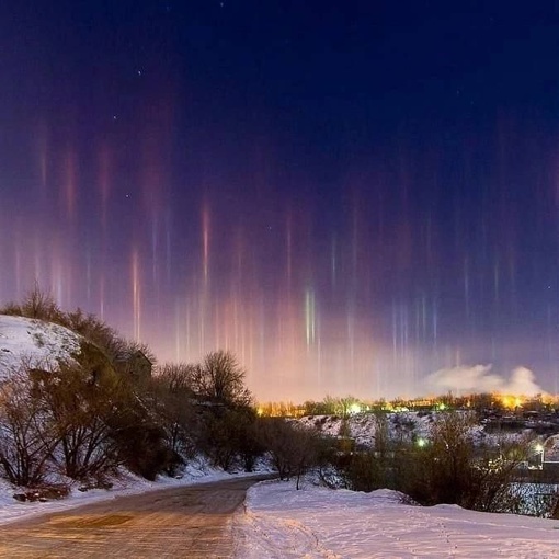 ❄Из-за сильных морозов жители Подмосковья могли наблюдать редкое оптическое явление - световые столбы.  Но..