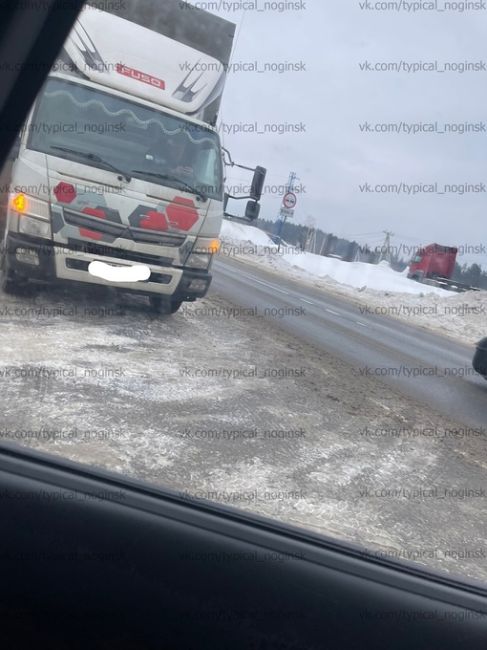 ДТП фуры с легковушкой. Перед мостом в..