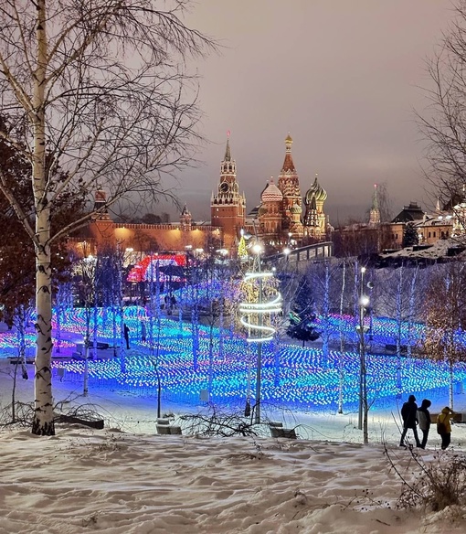 Новогодние огни в Москве будут радовать нас ещё одну недельку, до начала весны.  Фото..