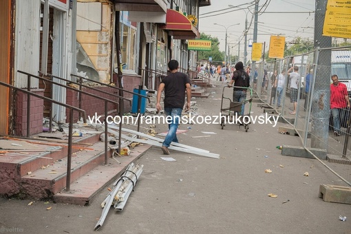 Исторические фотки: снос рынка у станции Выхино.
2013 год.  Помните, какой «садовод» там был..