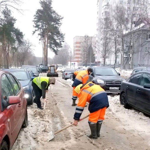 За сутки в Подольске коммунальные службы обработали и очистили порядка 150 км дорожно-уличной сети⁣⁣⠀
..