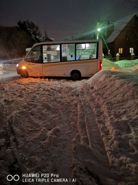 ПАССАЖИ МОГЛИ БЫ И ПОДТОЛКНУТЬ 😂
На Полевой хотела развернуться маршрутка и всё -..