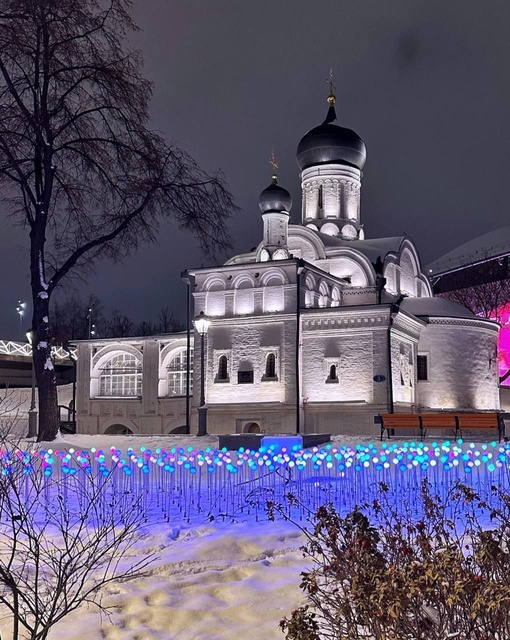 Новогодние огни в Москве будут радовать нас ещё одну недельку, до начала весны.  Фото..