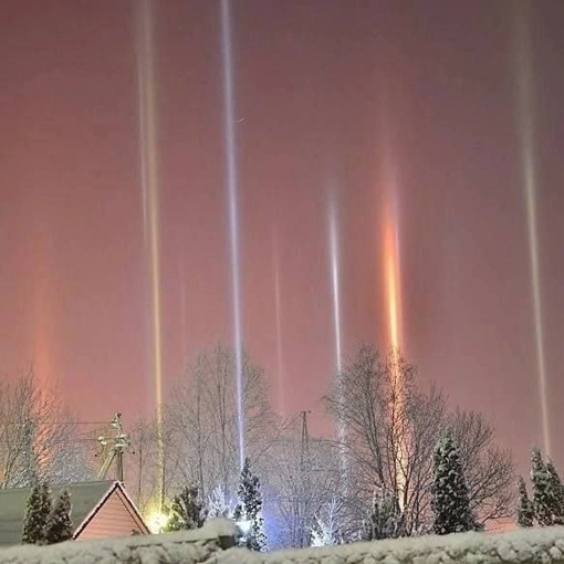 ❄Из-за сильных морозов жители Подмосковья могли наблюдать редкое оптическое явление - световые столбы.  Но..