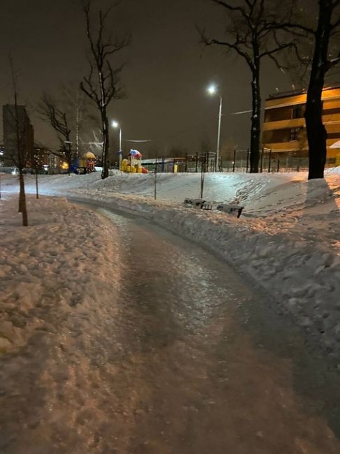 Часть города уже третий день напоминает каток ⛸  В частности, своей историей поделилась подписчица..