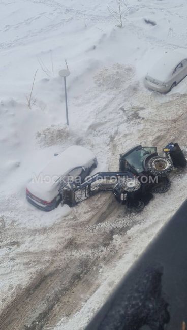 На Каширском шоссе 65к3 трактор честно пытался почистить снег, но сил, видимо, не..