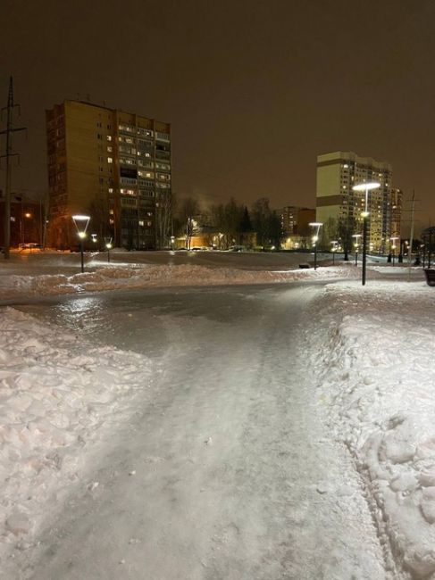 Часть города уже третий день напоминает каток ⛸  В частности, своей историей поделилась подписчица..