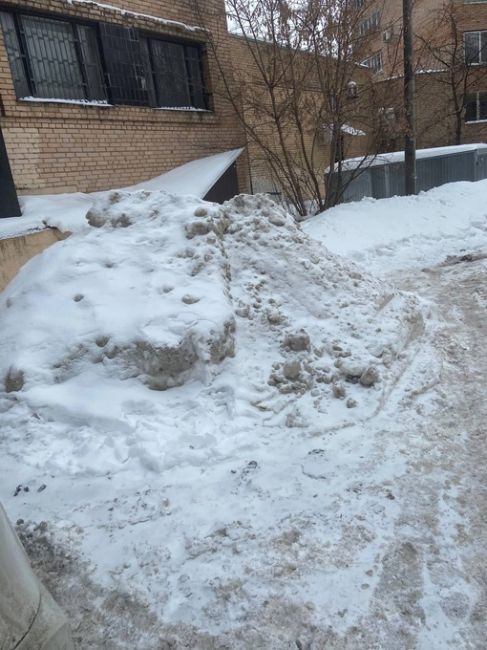 По улице Комарова дом 5 г. Мытищи систематически не чистятся тротуары, за зиму ни разу не почищена детская..