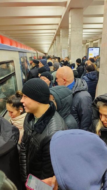 🚇Фиолетовая ветка метро в Москве встала.  Второе утро подряд на юго-восточном участке..