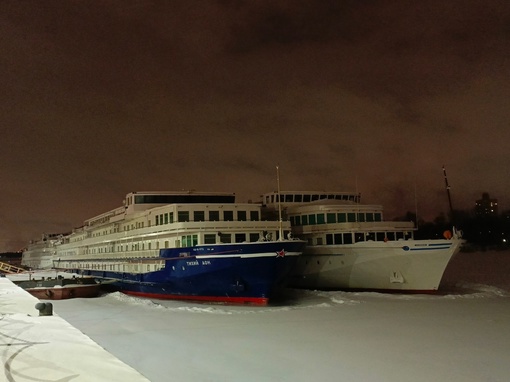 ⛴ Увидеть большие корабли можно на набережной 
Речного вокзала. 
Круизники зимуют во льдах Химкинского..
