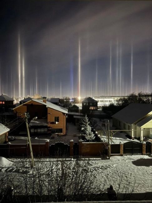 ❄Из-за сильных морозов жители Подмосковья могли наблюдать редкое оптическое явление - световые столбы.  Но..