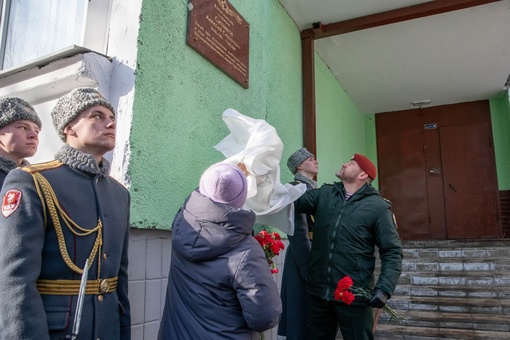 ЕЩЁ ОДНА МЕМОРИАЛЬНАЯ ДОСКА 🎖
Алексей Ситников – сержант Центра специального назначения «Витязь». Свой..