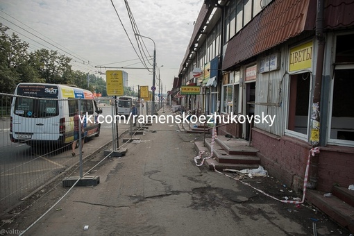 Исторические фотки: снос рынка у станции Выхино.
2013 год.  Помните, какой «садовод» там был..