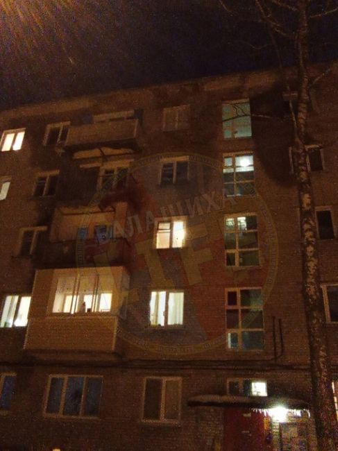А как вы считаете, это безопасно?! 
Что твориться с домом по ул. Орджоникидзе 17, 4 подъезд? Почему он в таком..