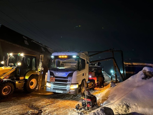 Вчера вечером в результате автомобильной аварии была повреждена теплотрасса МУП «Теплосеть». В связи с этим..