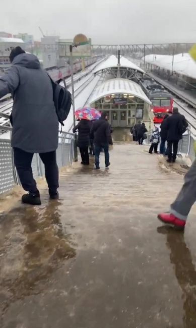 На Подмосковье идет ледяной дождь.Всё из-за резкого перепада температуры. 
В период с 04:00 до 21:00 12 февраля в..