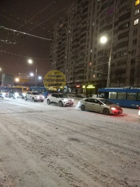 ❗️В данный момент в Химках неполадки с троллейбусным движением  Все троллейбусы просто встали и высадили..