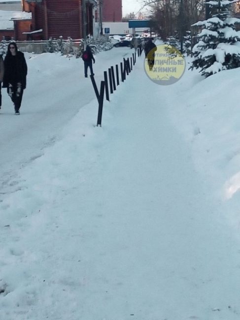 Антипарковочные столбики в Подрезково в районе Комсомольской 15 установлены так, как будто их просто в снег..