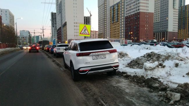 Калиновая улица возле Сапроново. Машины стоят на тротуаре, а люди ходят по проезжей части. Причём тротуар..