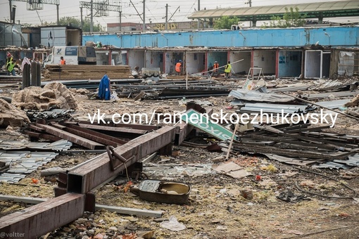 Исторические фотки: снос рынка у станции Выхино.
2013 год.  Помните, какой «садовод» там был..