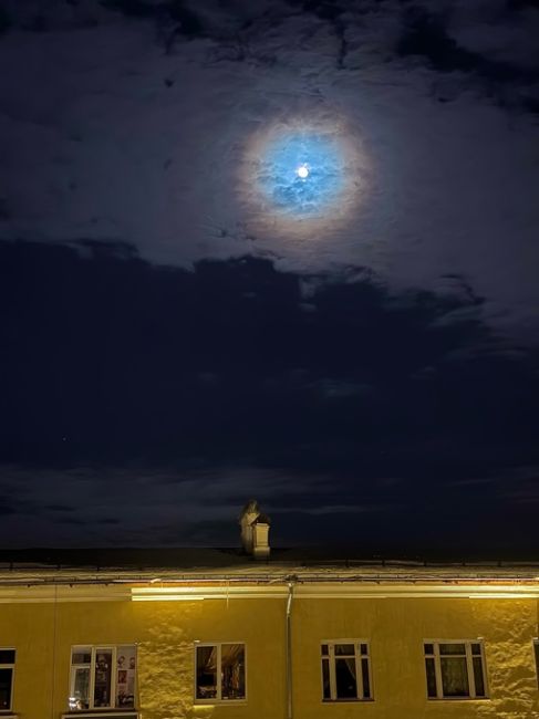 Лунное Гало было замечено в небе над..