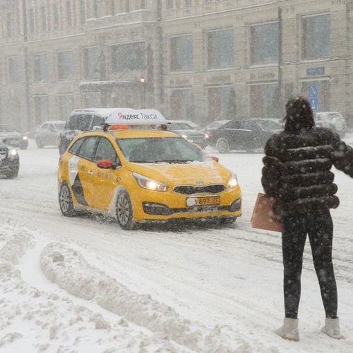 В России предложили запретить завышать цены на такси в плохую погоду.  «Снег — не камни с неба и не лава», —..