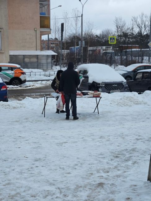 Здравствуйте! В мкрн.Сакраменто около "Магнита" идет незаконная торговля продуктами. Мясо берут голыми..