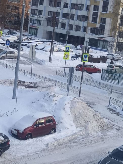 На Доброделе закрыли нашу заявку на уборку снежного навала, приложив фотографии другого участка тротуара, а..