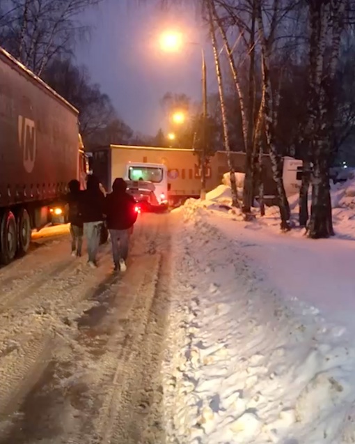 ЗАКОЛЕБАЛИ УЖЕ ФУРЫ 🚛
Раннее утро, Вишняковское шоссе две фуры полностью перекрыли дорогу. Спасибо нашим..