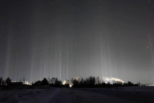 ❄Из-за сильных морозов жители Подмосковья могли наблюдать редкое оптическое явление - световые столбы.  Но..