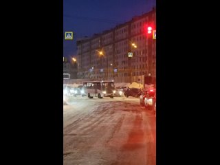 Дорогие автолюбители, когда начнём уважать друг друга? Постоянная картина с утра. Все спешат, понимаю...