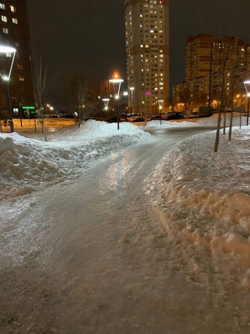 Часть города уже третий день напоминает каток ⛸  В частности, своей историей поделилась подписчица..