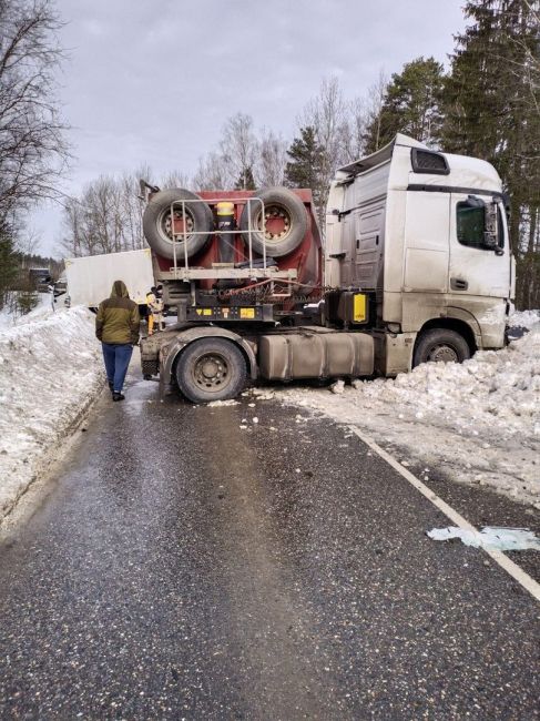 💥 Вчера между деревнями Стулово и Кабаново произошло ДТП.  После ледяного дождя дорога была скользкой. В..