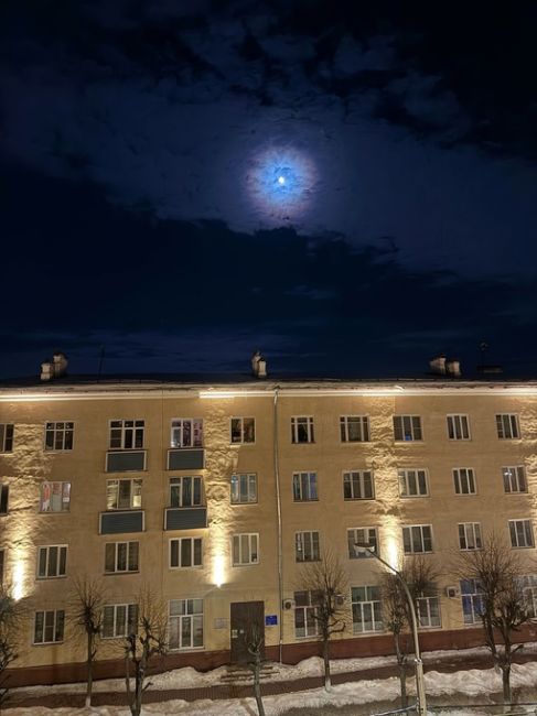 Лунное Гало было замечено в небе над..