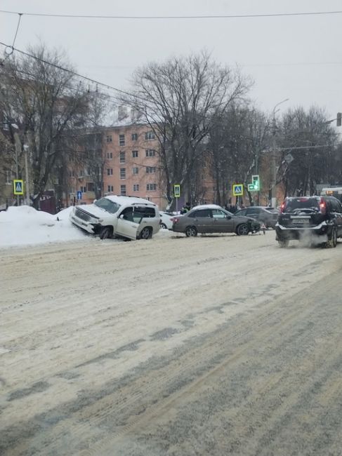 Кирова/Парковая жесткое ДТП.
Фото из чата "Подольск: пробки, засады,..