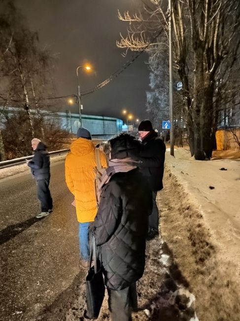 Очередной "привет" от Альфа-гранд! Час пик, маршрутка сломалась и народ высадили прямо на дороге, где нет даже..