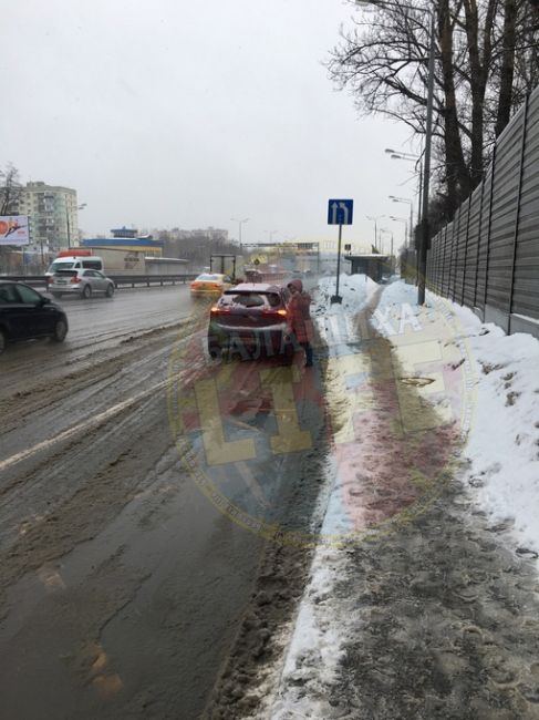 Обрызгала меня и девушку на остановке Южный, даже не..