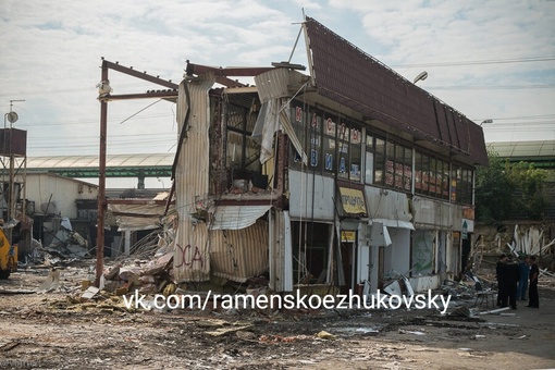 Исторические фотки: снос рынка у станции Выхино.
2013 год.  Помните, какой «садовод» там был..