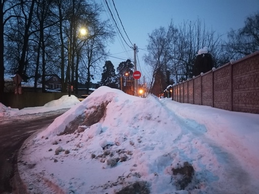 В субботу ранр утром была произведена уборка снега снегоуборочным трактором по адресу ст. Расторгуево,..